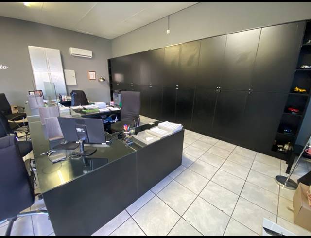 1,000M² BUSINESS CENTRE TO LET IN RUSTENBURG CENTRAL